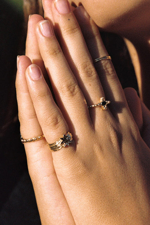 HAMMERED STAR PINKY RING GOUD